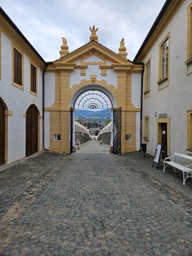 Zamek Decin brama wjazdowa