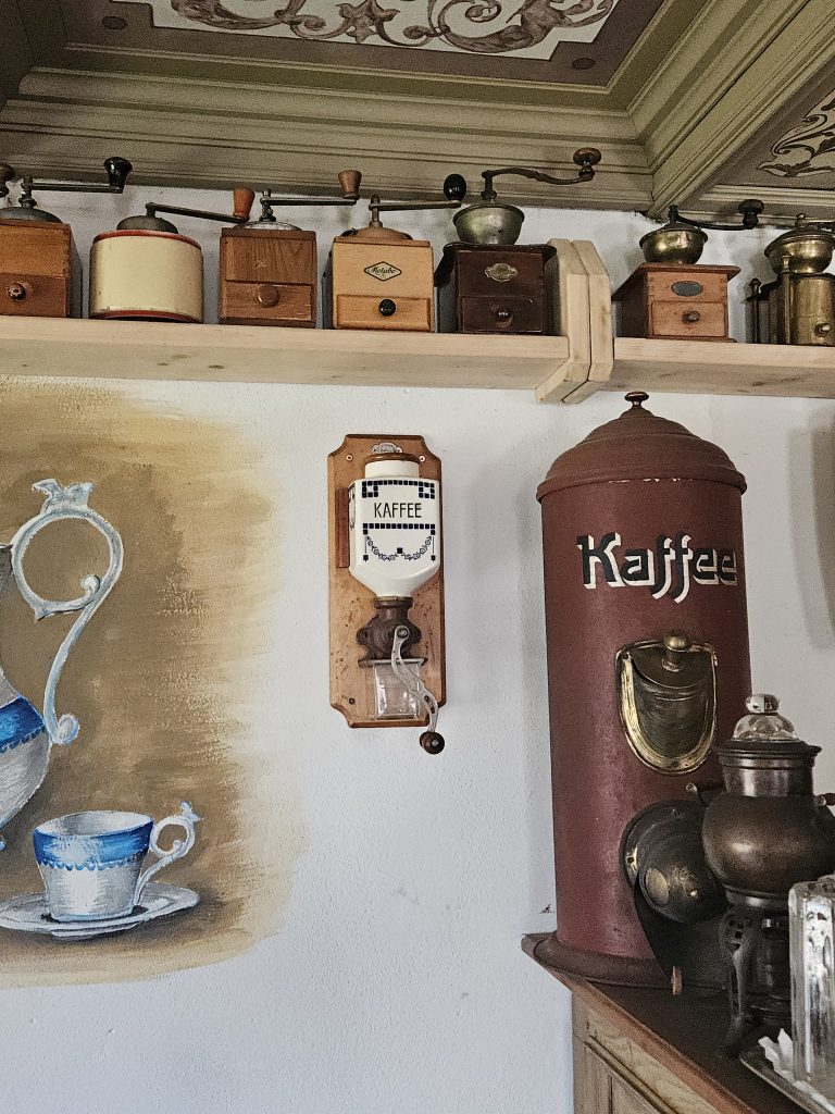 Młynki do kawy, kawiarnia Nostalgia